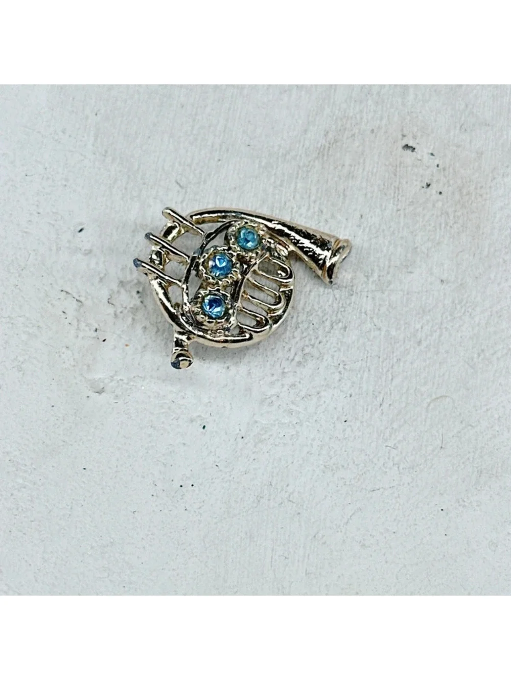 375u. Vintage Musical Instrument Brooch